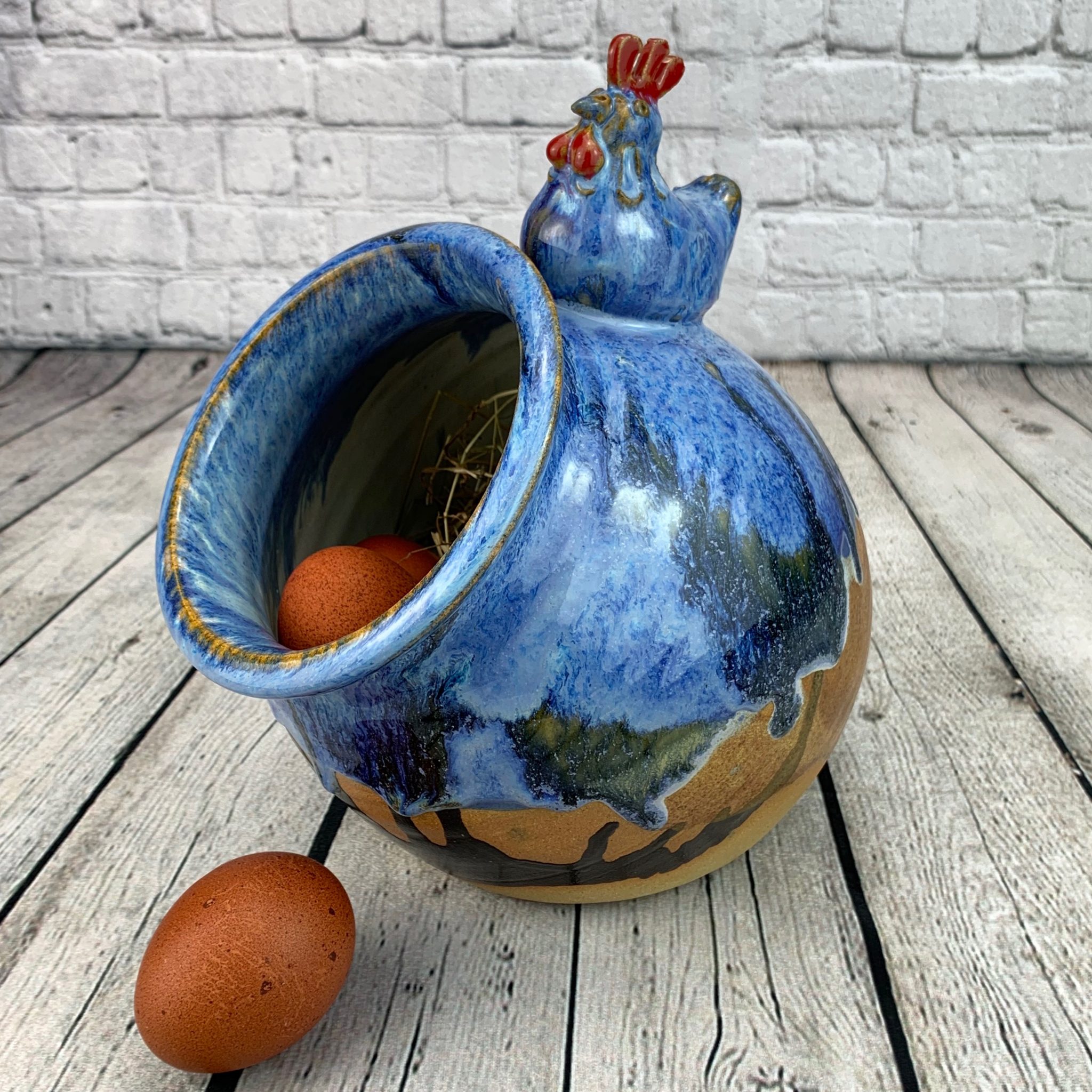 Emmaus Bradford - Vintage brown chicken in a basket ceramic egg
